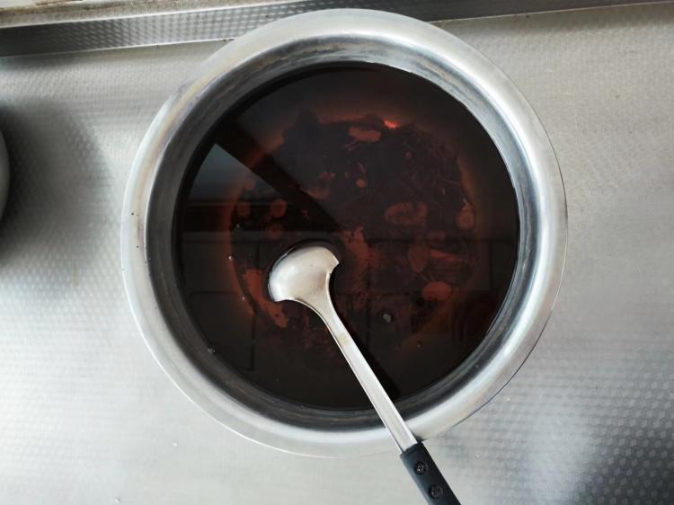 公司餐厅为全体员工熬制预防感冒中药